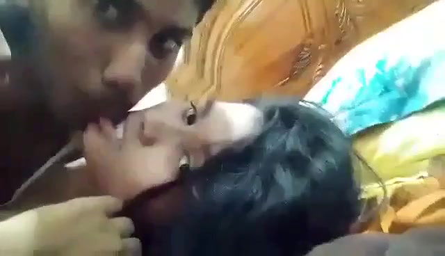kissing Indian lovers sex foreplay viral MMS
