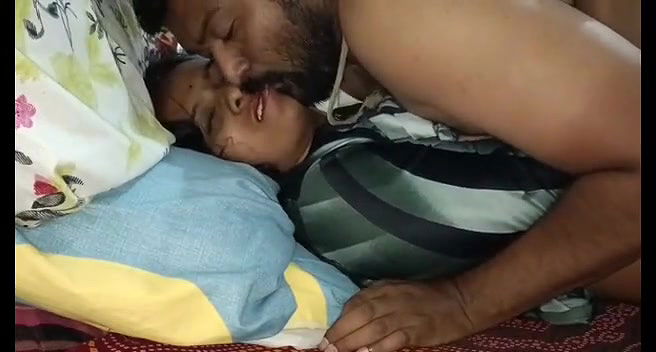 xxx Indian wife secret sex with shopkeeper MMS