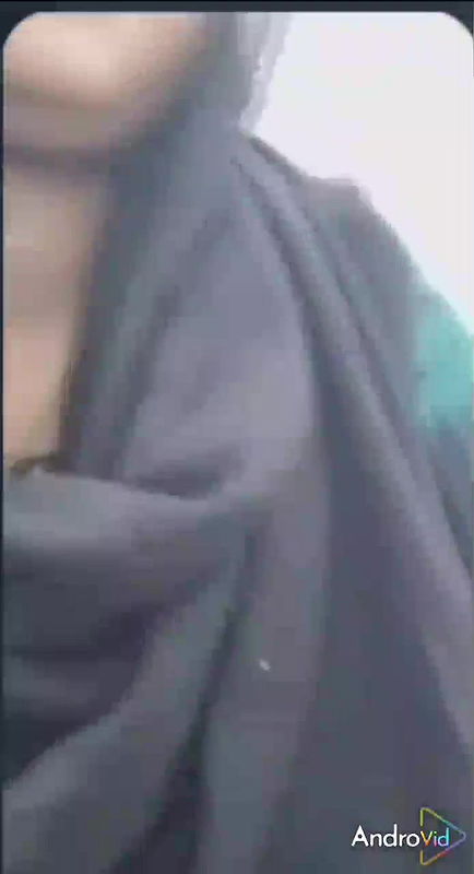 topless hijab girl seduces boyfriend on live cam