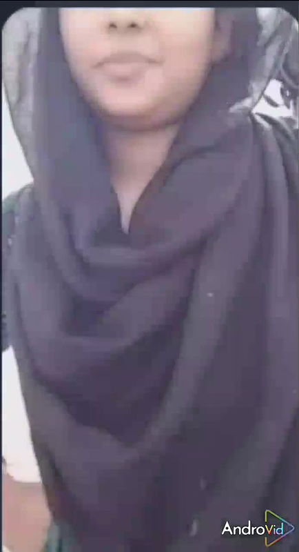 topless hijab girl seduces boyfriend on live cam