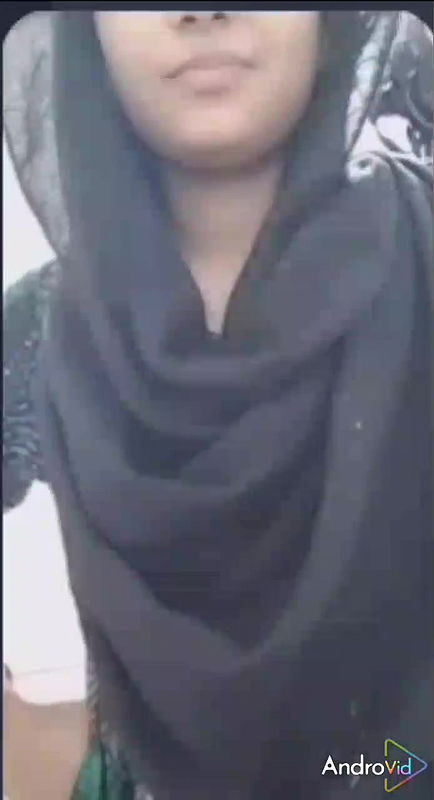 topless hijab girl seduces boyfriend on live cam