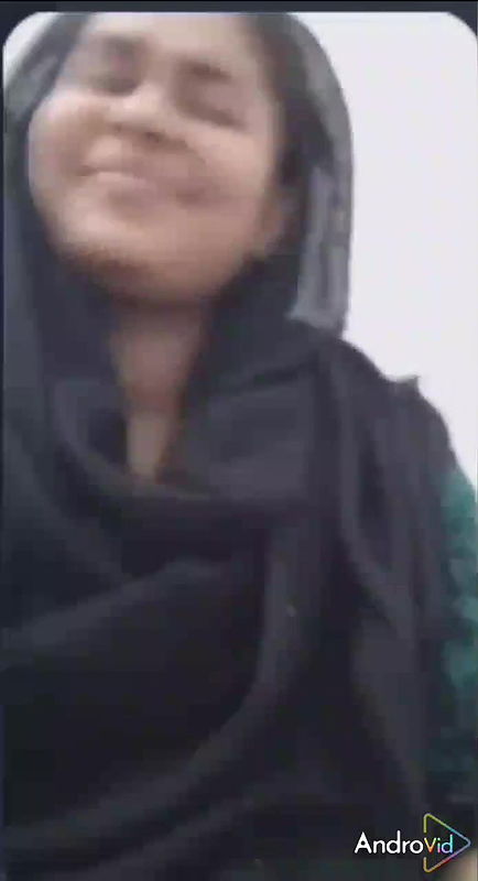 topless hijab girl seduces boyfriend on live cam