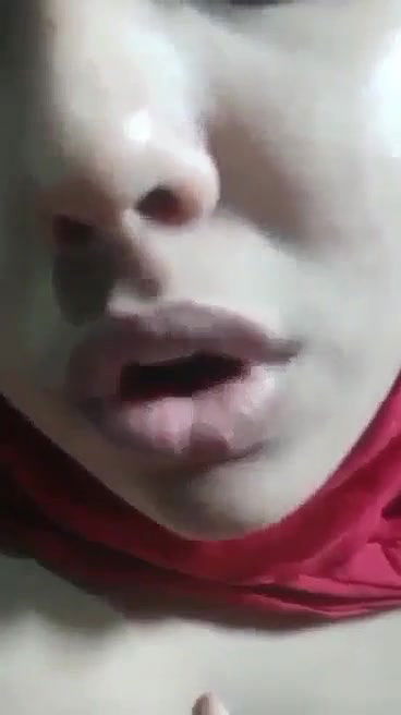 hijab girl opens bra and round boobs show on cam