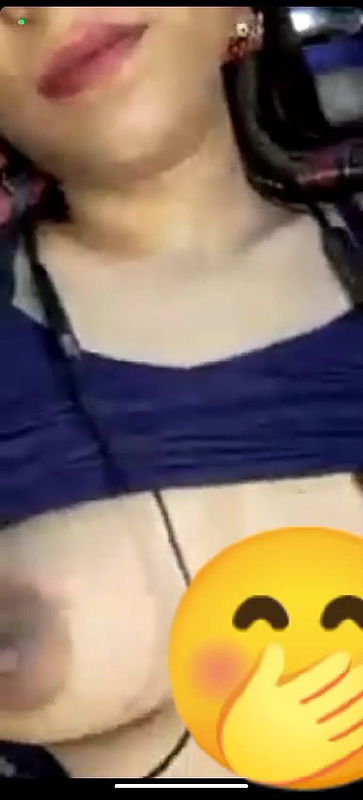 cat eyes girls boobs show to lover on video call