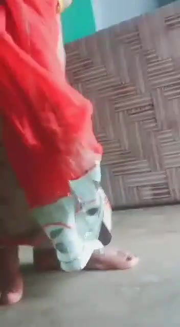 Desi bhabhi ne saya uthakar choot aur gand dikhaya