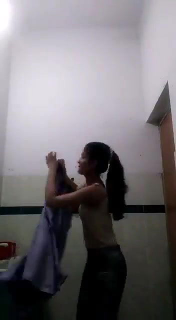 Shy girl bathroom me nangi hokar sab dekhaya