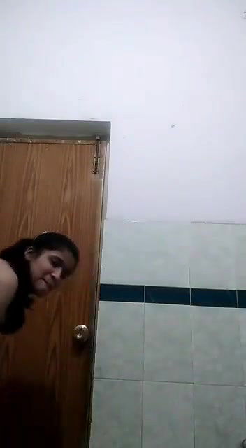 Shy girl bathroom me nangi hokar sab dekhaya