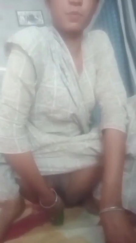 Desi teen girl taking cucumber