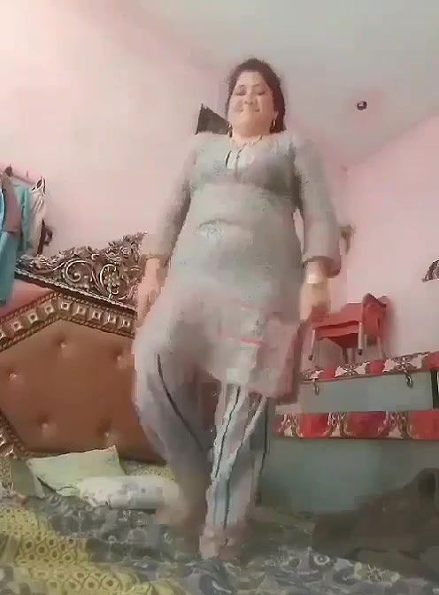 bhabhi in black bra shows pussy and ass nude pics