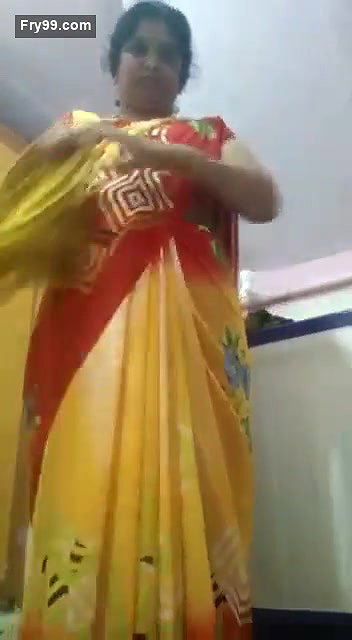 Mature bhabhi striping sari and fingering