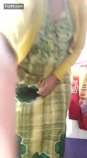 Mature bhabhi striping sari and fingering