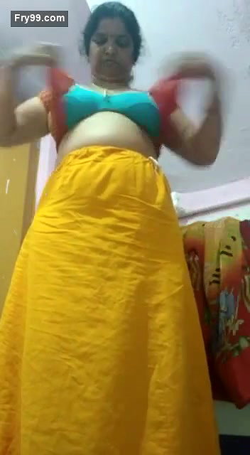 Mature bhabhi striping sari and fingering