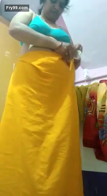 Mature bhabhi striping sari and fingering