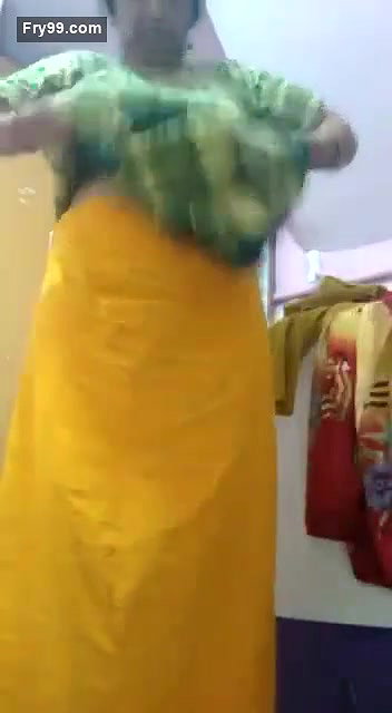 Mature bhabhi striping sari and fingering