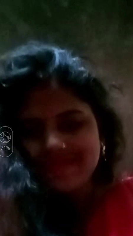 village bhabhi removes bra and shows big boobs viral MMS