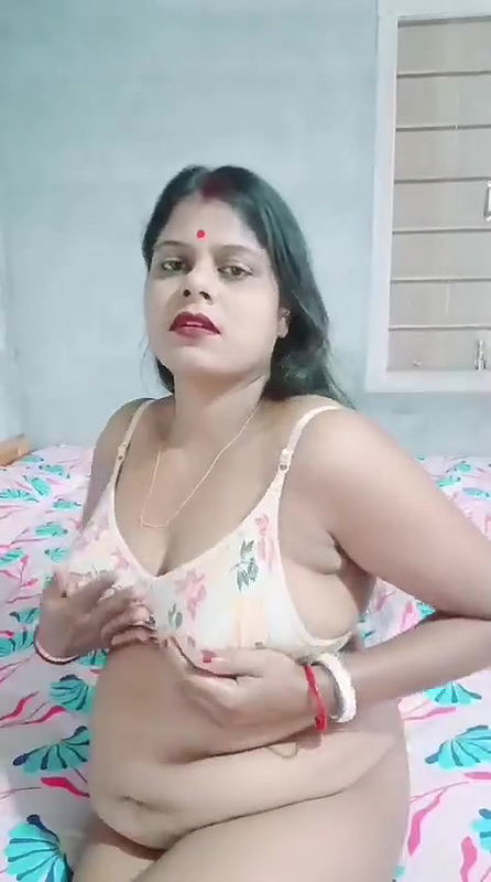 mature aunty big boobs pressing hottest viral MMS