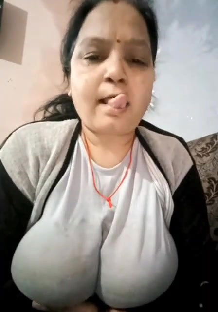 huge booby Indian aunty sex mood viral boob play