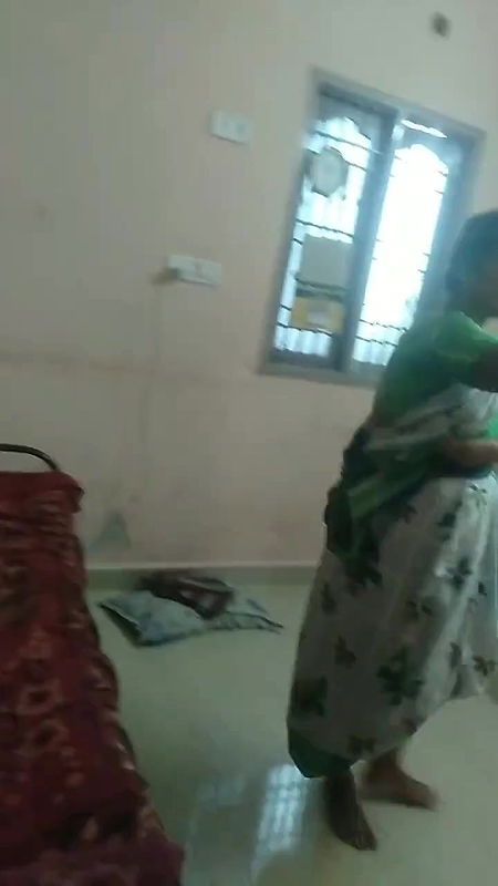 Slutty bhabhi in saree is ready for sex with client