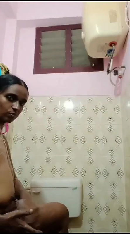 mature bhabhi nude bath show for secret lover