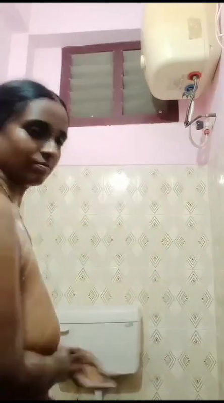 mature bhabhi nude bath show for secret lover
