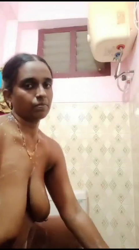 mature bhabhi nude bath show for secret lover