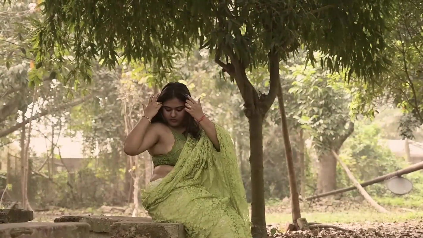 Megha Das Ghosh Flaunting Armpits, Deep Cleavage & Navel in Green Saree Outdoor Photoshoot