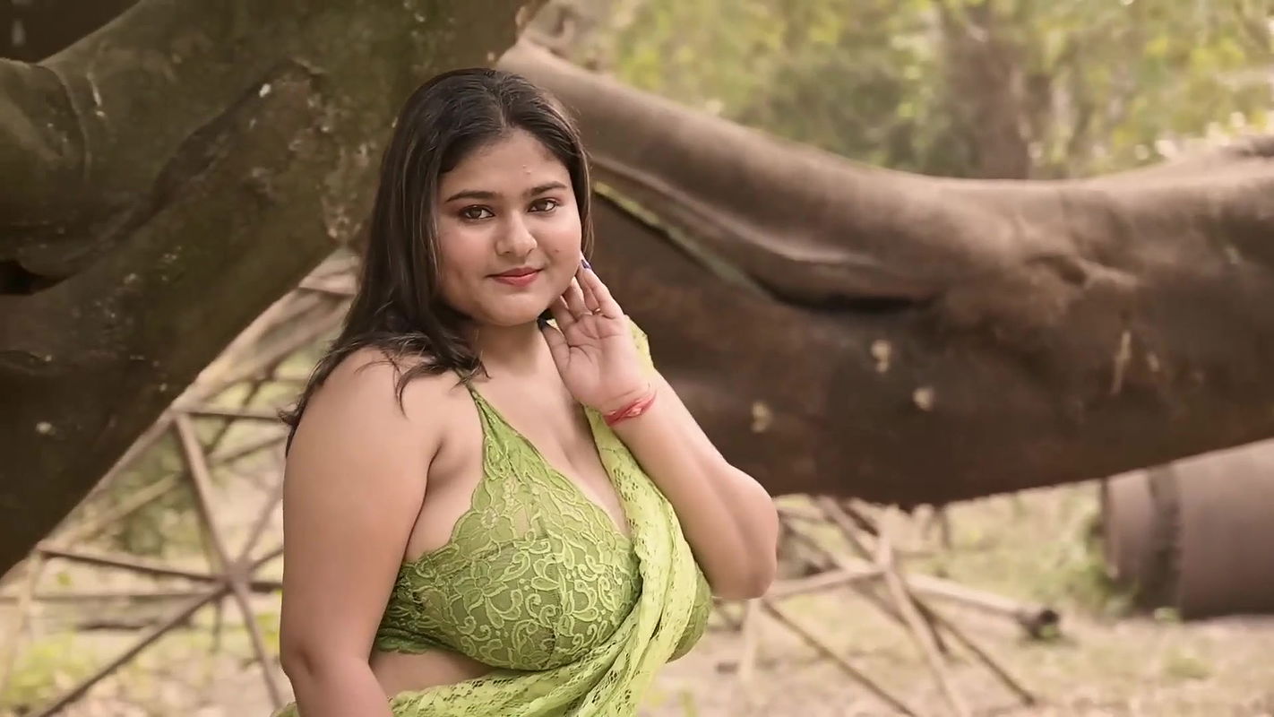 Megha Das Ghosh Flaunting Armpits, Deep Cleavage & Navel in Green Saree Outdoor Photoshoot