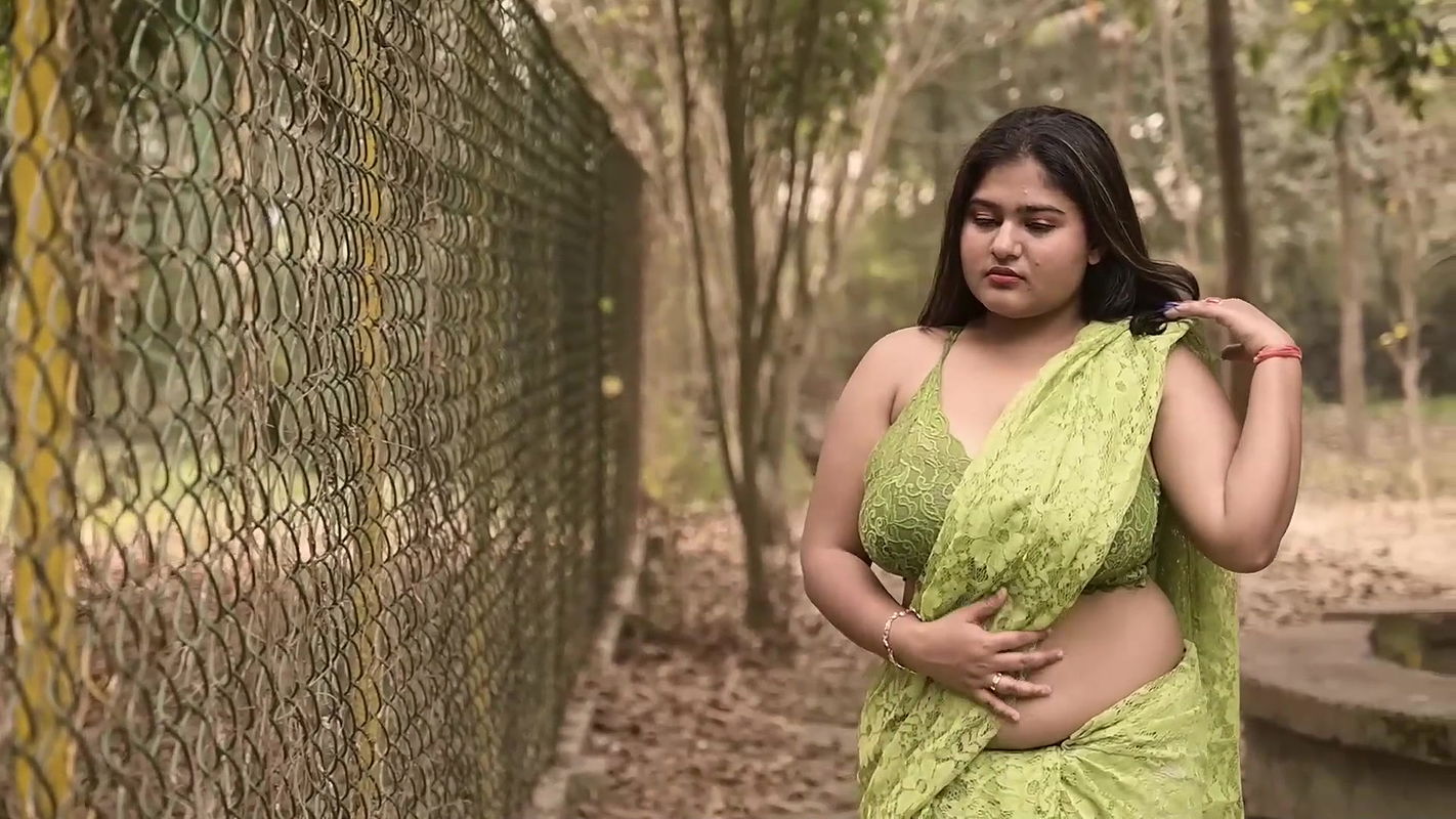 Megha Das Ghosh Flaunting Armpits, Deep Cleavage & Navel in Green Saree Outdoor Photoshoot