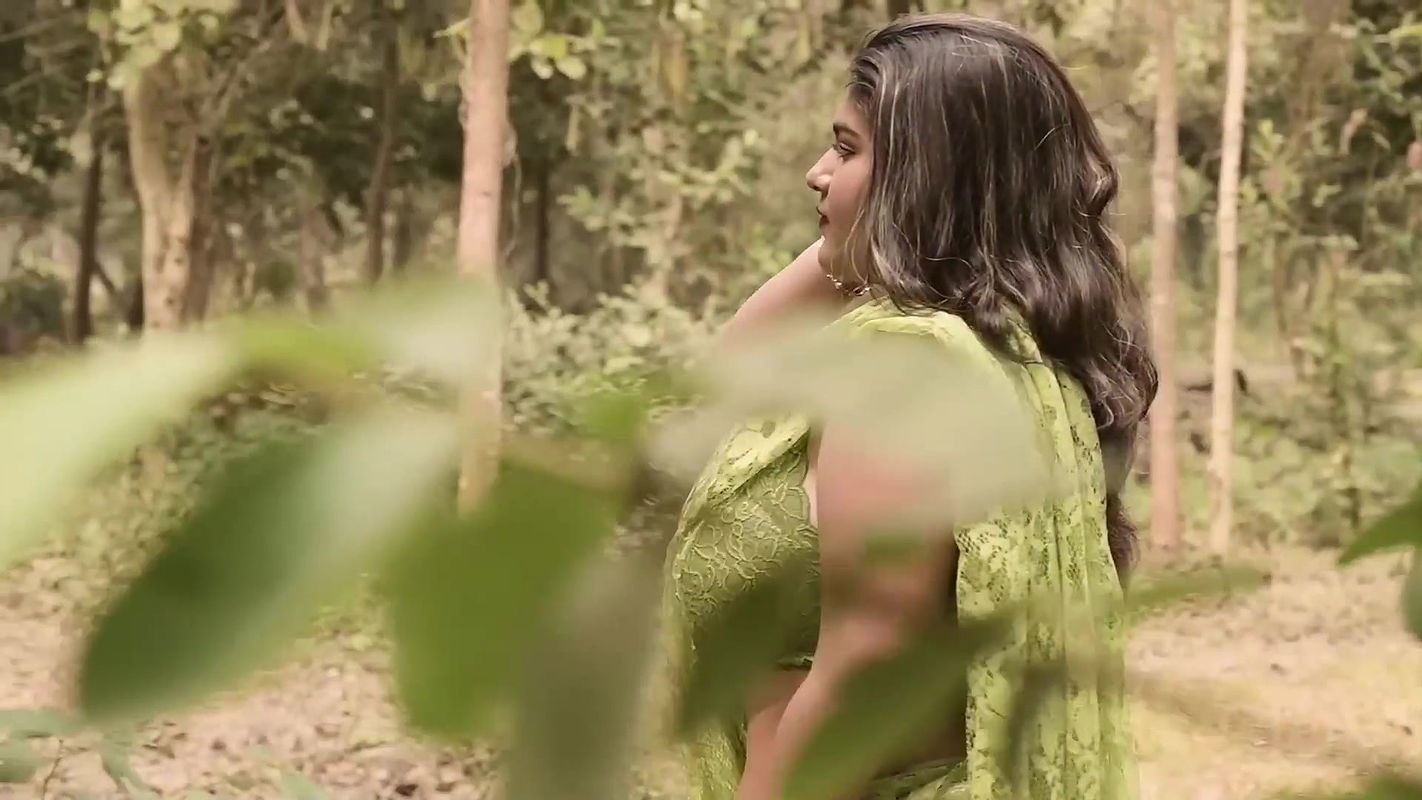 Megha Das Ghosh Flaunting Armpits, Deep Cleavage & Navel in Green Saree Outdoor Photoshoot