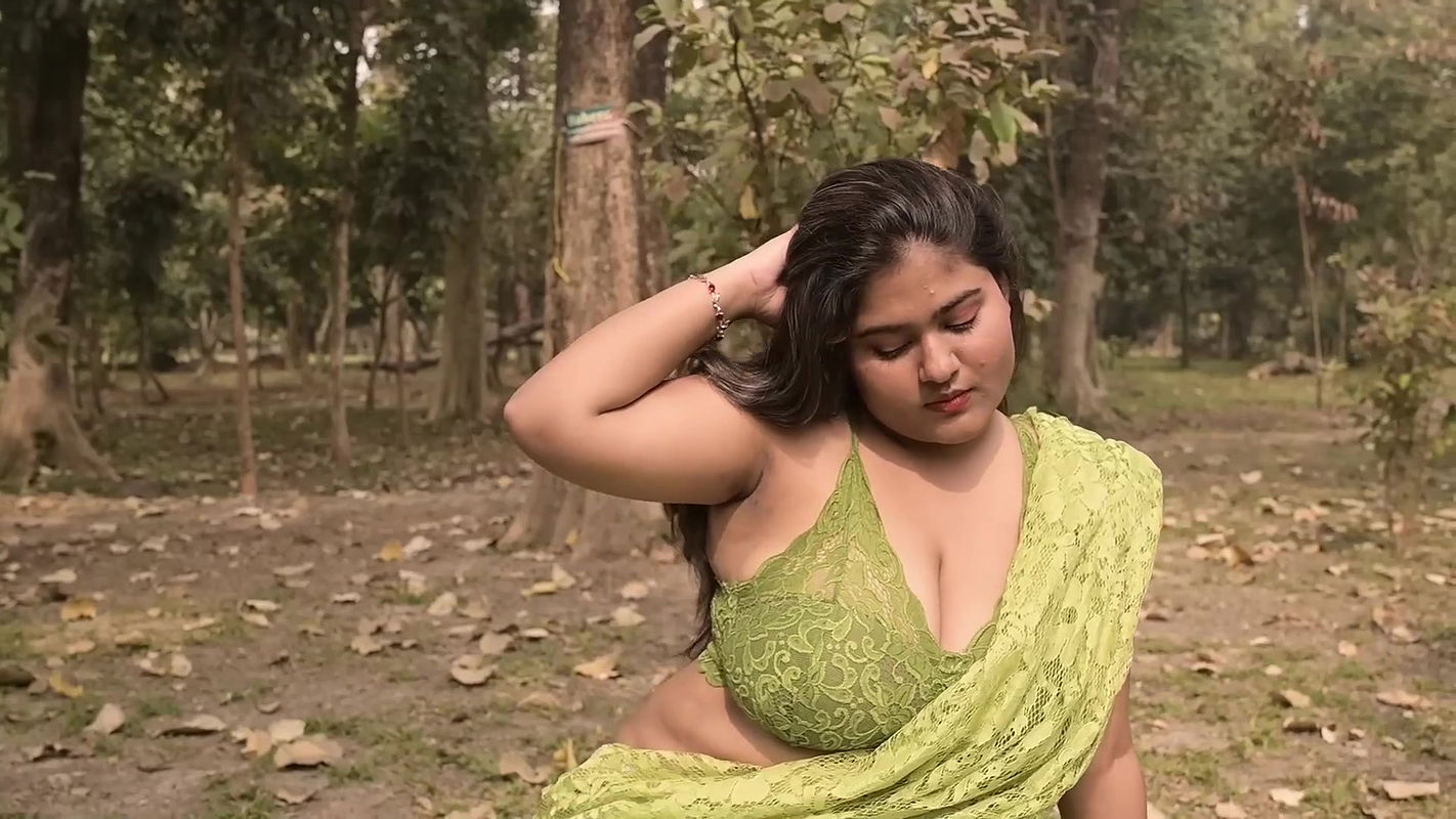 Megha Das Ghosh Flaunting Armpits, Deep Cleavage & Navel in Green Saree Outdoor Photoshoot