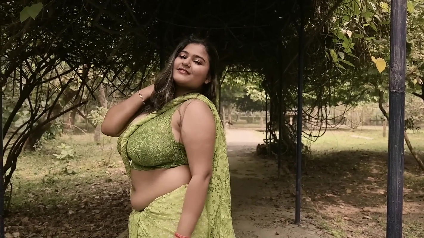 Megha Das Ghosh Flaunting Armpits, Deep Cleavage & Navel in Green Saree Outdoor Photoshoot