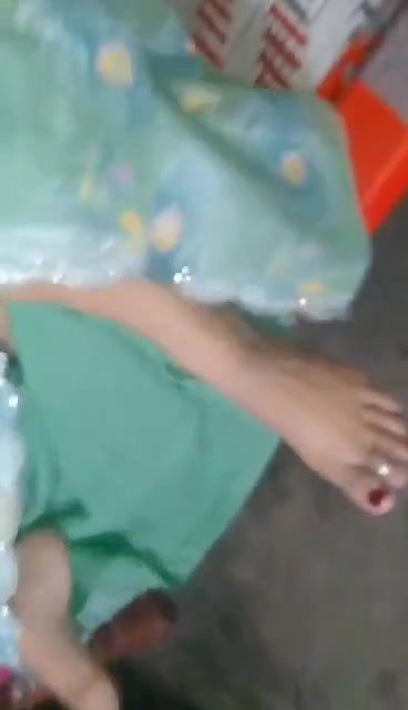 bhabi ko side me bulake saya uthakar choda