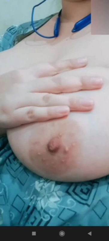 Mature Aurat Showing Boobs with Hindi Audio