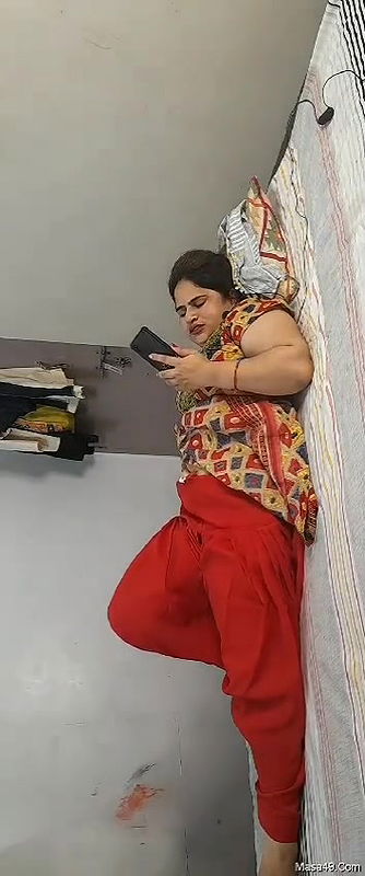 Young Cousin ko Gandi Clip Dekhtey Huay Pakra