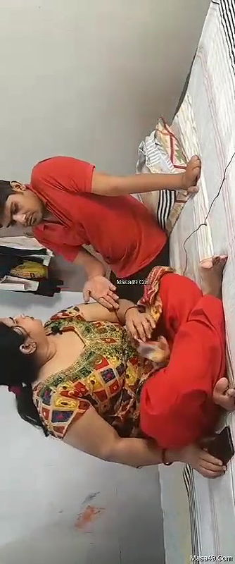 Young Cousin ko Gandi Clip Dekhtey Huay Pakra