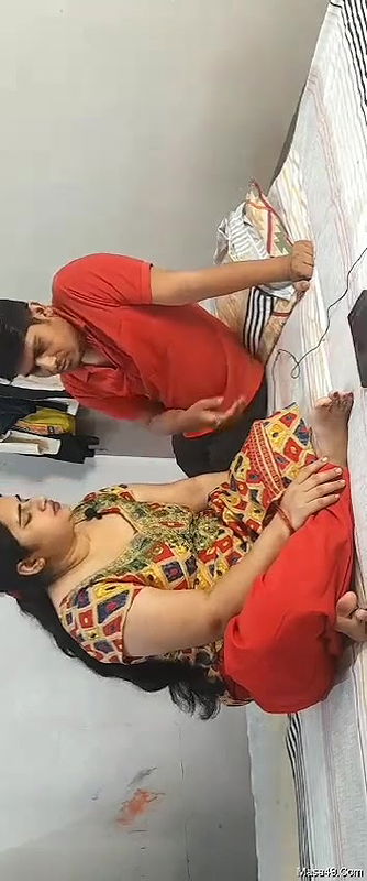 Young Cousin ko Gandi Clip Dekhtey Huay Pakra