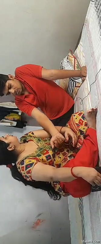 Young Cousin ko Gandi Clip Dekhtey Huay Pakra