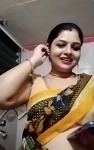 desi hot aunty showing her big boobs and wet pussy