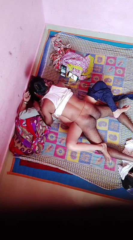 hot bhabhi mobile dekhte dekhte chudamchudi