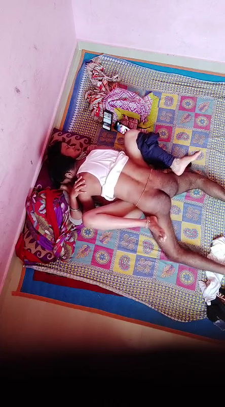 hot bhabhi mobile dekhte dekhte chudamchudi