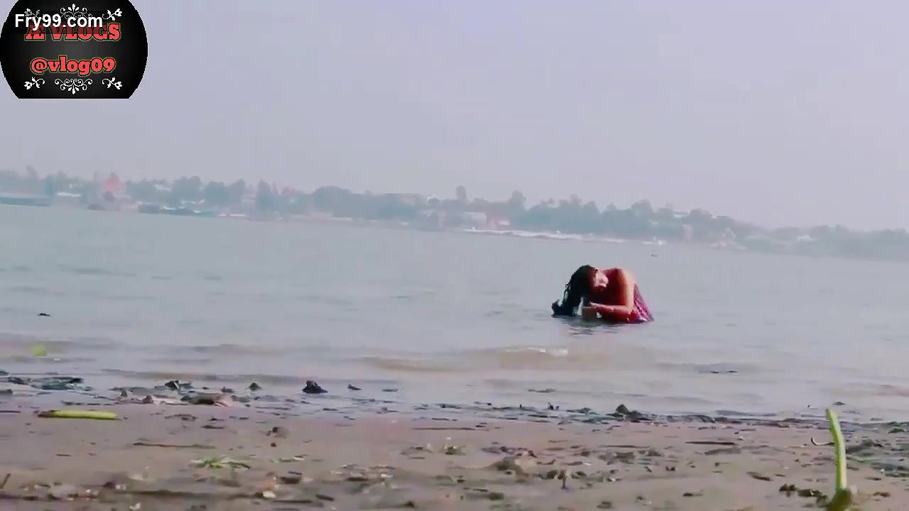 Desi Bhabhi Bathing In The River Village bhabhi vlogs hot girls Desi video 2022