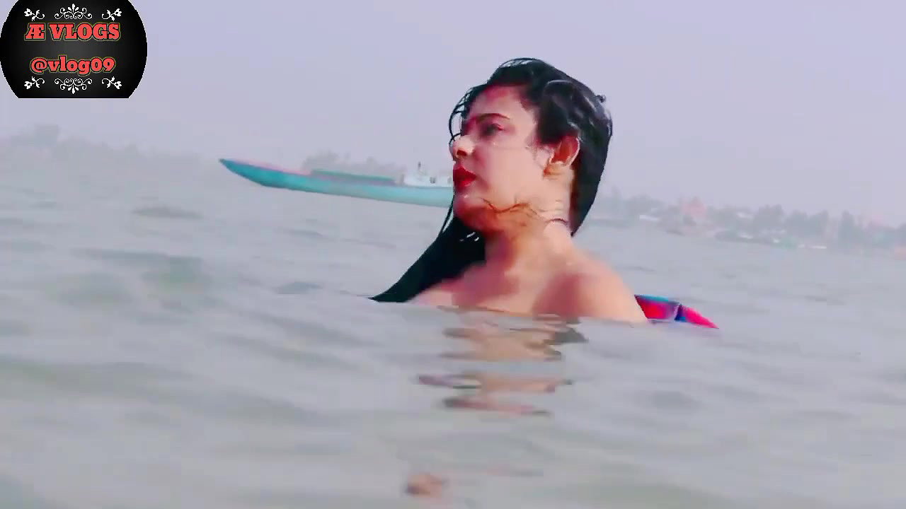 Desi Bhabhi Bathing In The River Village bhabhi vlogs hot girls Desi video 2022