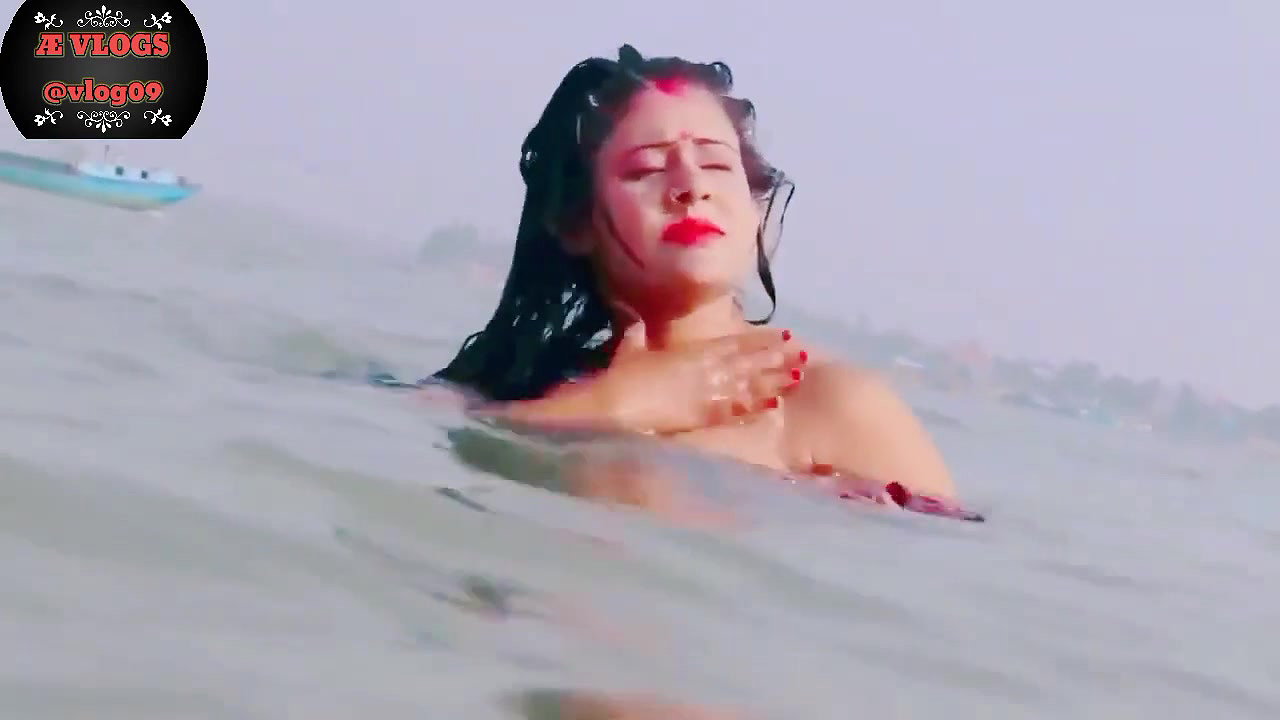 Desi Bhabhi Bathing In The River Village bhabhi vlogs hot girls Desi video 2022