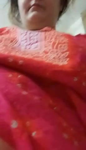 Pakistani Hot Mature Aunty Showing Her Huge Tits