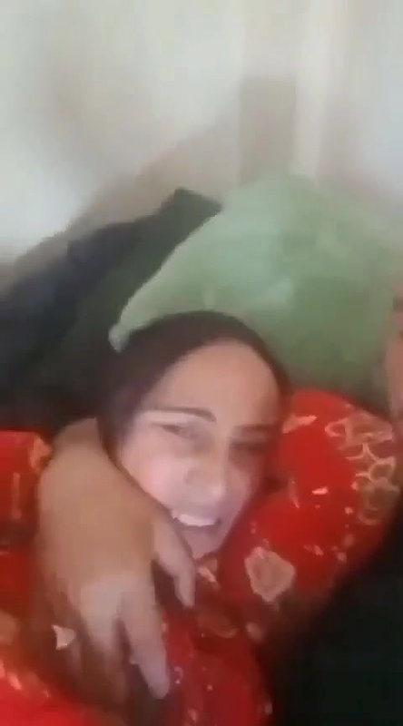 Beautiful Pathan Aunty Apney Mummay Chuswa Rahi Hai