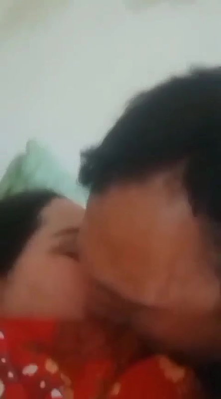 Beautiful Pathan Aunty Apney Mummay Chuswa Rahi Hai