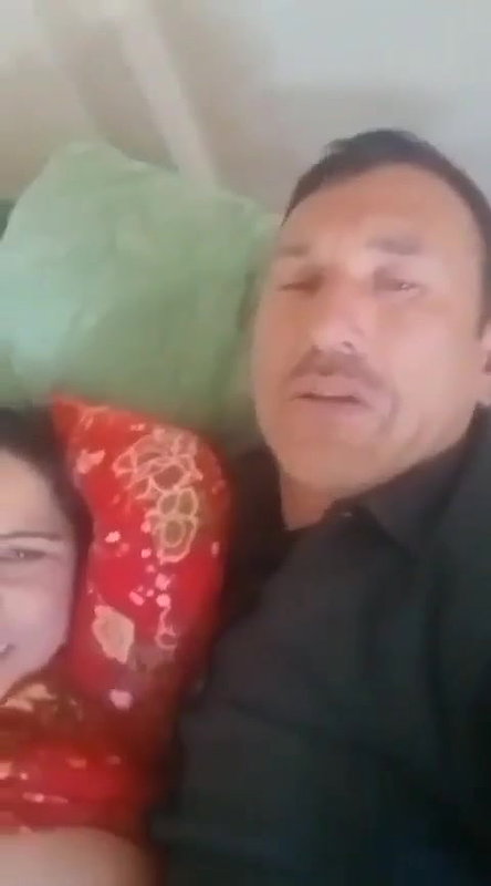 Beautiful Pathan Aunty Apney Mummay Chuswa Rahi Hai