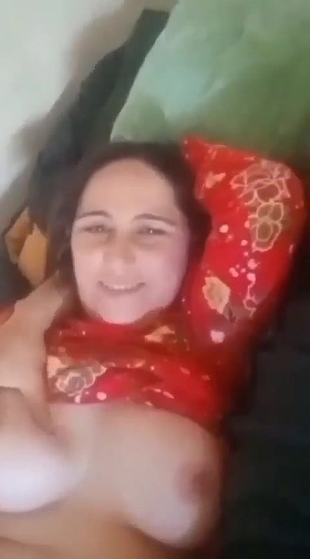 Beautiful Pathan Aunty Apney Mummay Chuswa Rahi Hai