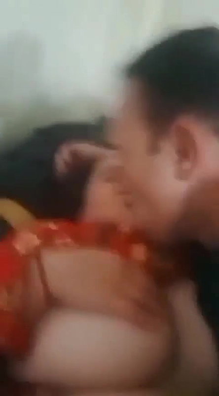 Beautiful Pathan Aunty Apney Mummay Chuswa Rahi Hai