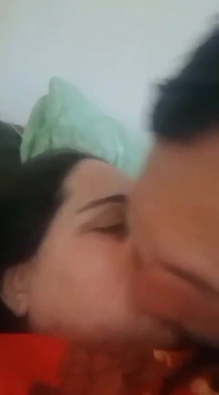 Beautiful Pathan Aunty Apney Mummay Chuswa Rahi Hai